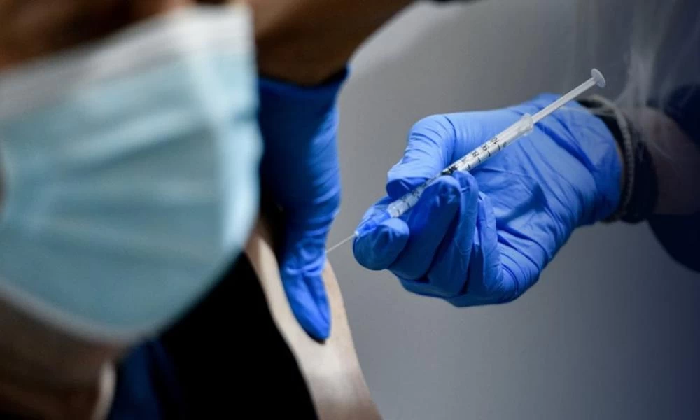 Γερμανός γιατρός έφτιαξε δικό του εμβόλιο κορονοϊού και εμβολίαζε κόσμο σε αεροδρόμιο